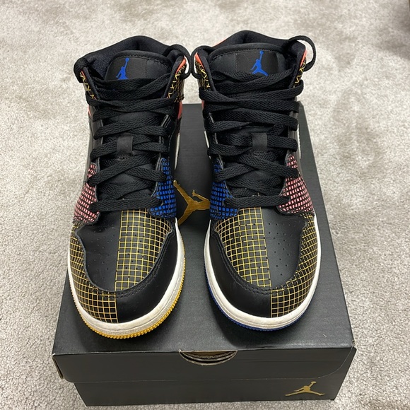 Air Jordan 1 Mid Basketball Sneakers - Size 5 Youth - Picture 4 of 7